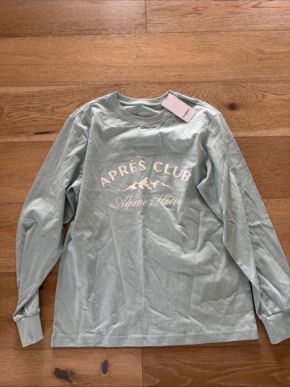 Goodfellow & Co Sage Green "APRÈS CLUB Alpine Hotel" Long Sleeve Tee